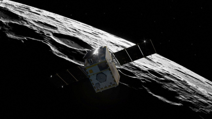 미국 항공우주국(NASA)의 소형 위성 '루나 트레일블레이저(Lunar Trailblazer)'가 달 궤도를 비행하는 모습을 그린 가상 이미지. 연합뉴스