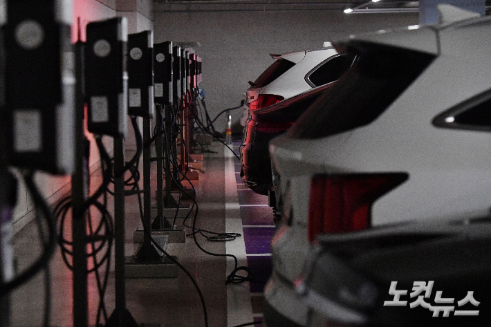 전기차들이 충전 시설을 이용하고 있다. 류영주 기자