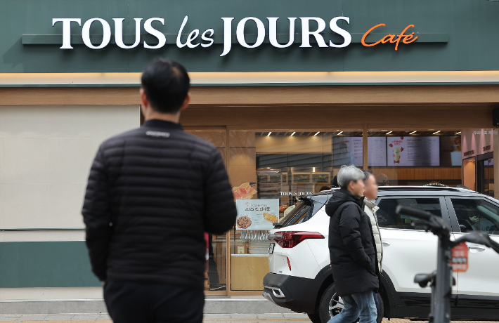 물가 상승으로 제과제빵업계에도 제품 가격 인상이 이어지는 가운데 25일 서울의 한 뚜레쥬르 매장 앞으로 시민들이 오가고 있다. 연합뉴스