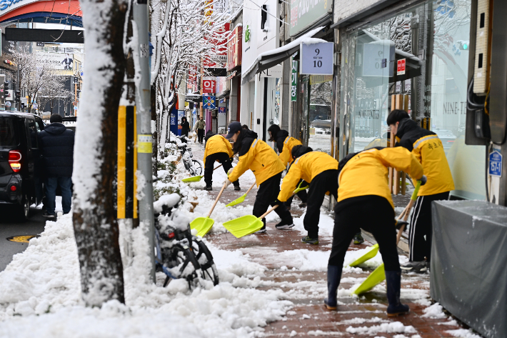 3일 제설작업에 나선 공무원들. 속초시 제공