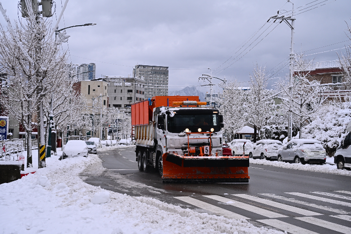 3일 오전 눈을 치우고 있는 제설차량. 속초시 제공