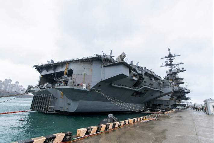 3일 부산 남구 용호동 해군작전기지에 정박된 칼빈슨함 외경. 부산=국방부 공동취재단
