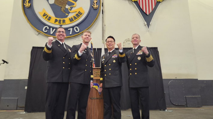 마이클 워시 미국 해군 제1항모강습단장(준장)과 닐 코프로스키 주한미해군사령관(준장), 매튜 토마스 칼빈슨함장(대령), 이남규 한국 해군 해양작전본부장이  3일 부산작전기지에서 열린 언론브리핑에서 기념 촬영을 진행하고 있다. 부산=국방부공동취재단