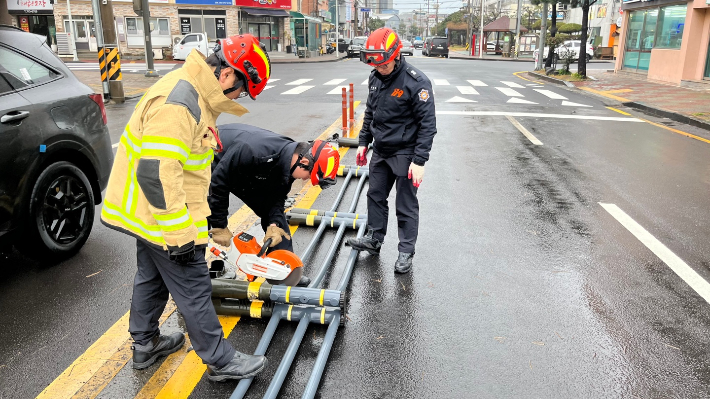 강풍에 중앙분리대가 쓰러졌다. 제주도소방안전본부 제공
