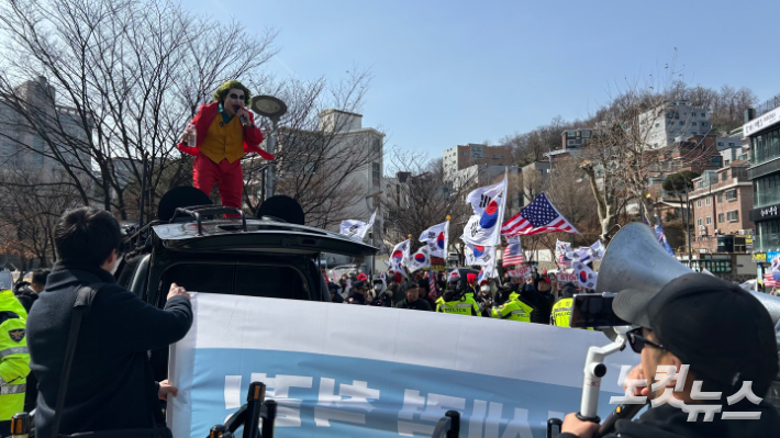 3일 서울 동작구 중앙대학교 정문 앞에서 양측 진영의 유튜버들이 스피커를 들고 '이재명 구속', '윤석열 파면'을 외치고 있다. 박인 기자