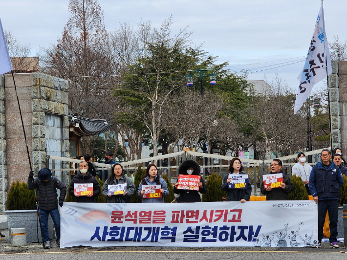 전북대학교 민주동문회 등 10여명은 3일 탄핵 반대 측 집회에 맞서 찬성 시국선언을 발표했다. 김대한 기자