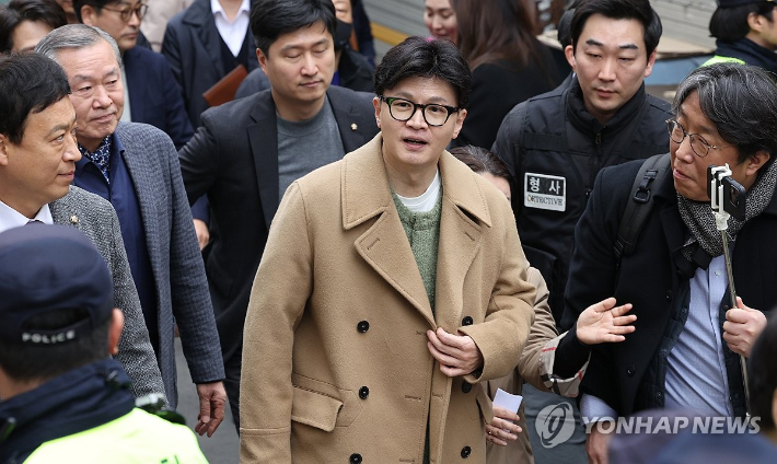 (서울=연합뉴스) 황광모 기자 = 두 달여 만에 공개 행보에 나선 국민의힘 한동훈 전 대표가 2일 오후 서울 종로구 대학로 한 극장에서 제2연평해전을 다룬 연극 '바다는 비에 젖지 않는다'를 관람하기 위해 이동하고 있다. 2025.3.2 [공동취재] hkmpooh@yna.co.kr 연합뉴스