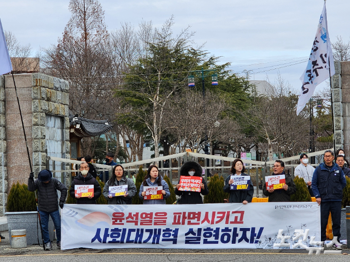 전북대학교 민주동문회 등 10여명은 3일 탄핵 반대 측 집회에 맞서 찬성 시국선언을 발표했다. 김대한 기자