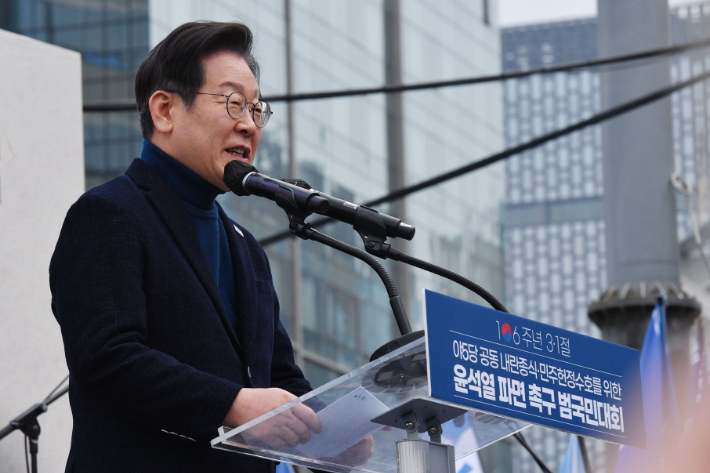 이재명 더불어민주당 대표가 1일 서울 안국역 인근에서 열린 '야 5당 윤석열 파면 촉구 범국민대회'에서 참석해 발언을 하고 있다. 류영주 기자