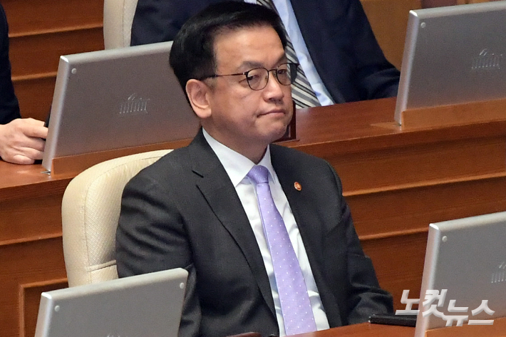 최상목 대통령 권한대행 부총리 겸 기획재정부 장관이 지난달 10일 서울 여의도 국회에서 열린 제422회 국회(임시회) 제02차 본회의에 참석하고 있다. 윤창원 기자