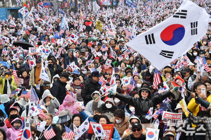 1일 서울 광화문역 일대에서 대한민국바로세우기운동본부 주최로 열린 윤석열 대통령 탄핵 반대 집회에서 참석자들이 태극기를 흔들고 있다. 류영주 기자