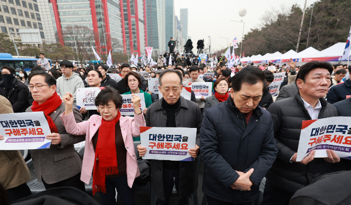 국민의힘 김기현, 추경호 의원 등이 1일 서울 여의대로에서 세이브코리아가 연 '3·1절 국가비상기도회'에서 윤석열 대통령 탄핵 기각을 촉구하며 기도하고 있다. 연합뉴스