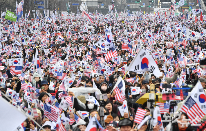 1일 서울 광화문역 일대에서 대한민국바로세우기운동본부 주최로 열린 윤석열 대통령 탄핵 반대 집회에서 참석자들이 태극기를 흔들고 있다. 류영주 기자