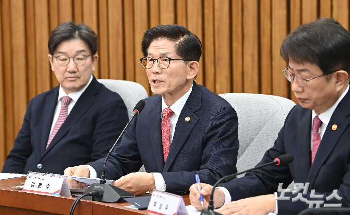 김문수 고용노동부 장관이 21일 오전 서울 여의도 국회에서 열린 국민안전점검 당정협의회에서 발언하고 있다. 윤창원 기자