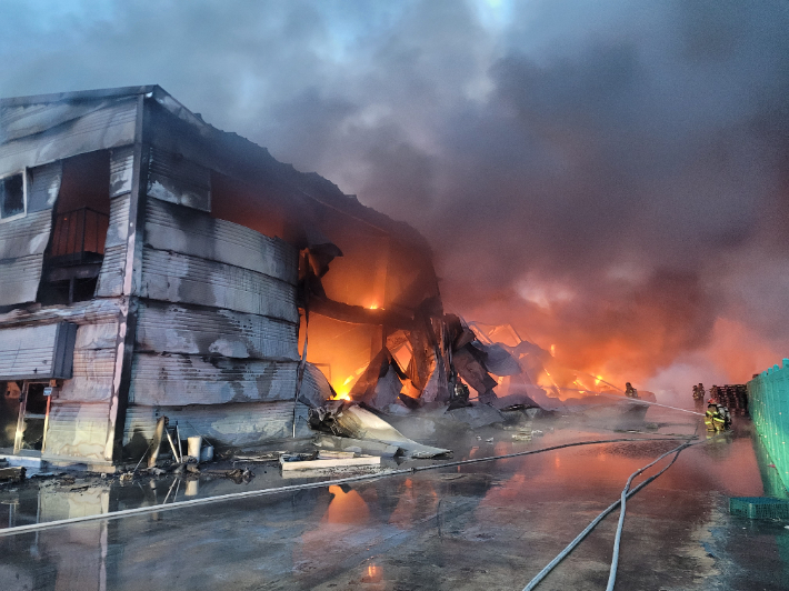3일 오전 6시쯤 경북 구미 공단동의 한 발열제 제조공장에서 원인을 알 수 없는 불이 났다. 경북소방본부 제공