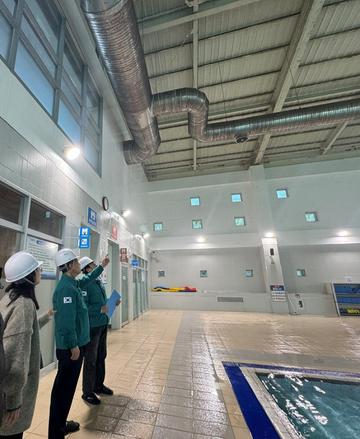 신대 수영장에서 안전점검을 하고 있다. 순천시 제공