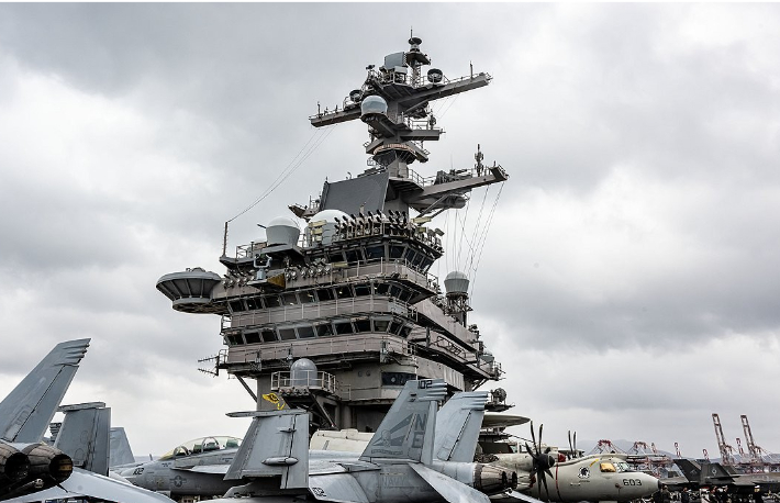 3일 부산 작전기지에 입항한 미국 해군 제1항모강습단 소속 핵 추진 항공모함 '칼빈슨함'(CVN-70) 갑판에 F/A-18 전투기를 비롯한 항공기와 승조원들이 도열해 있다. 연합뉴스
