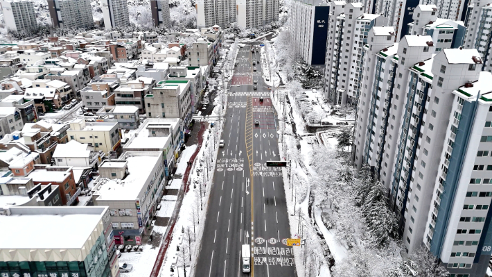 밤사이 많은 눈이 내린 지난 3일 오전 강릉시 주요 도로의 제설작업이 이뤄진 모습. 강릉시 제공 