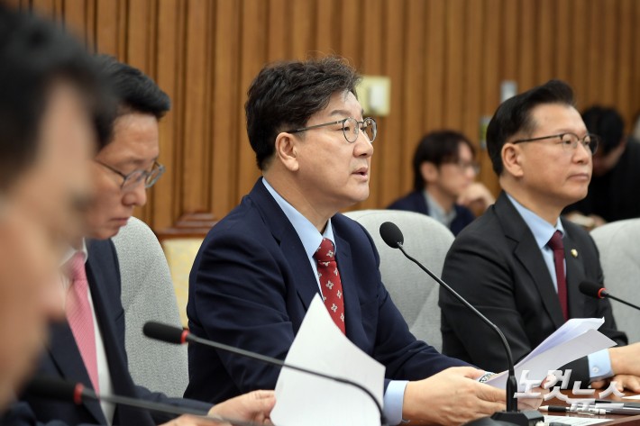 발언하는 권성동 원내대표