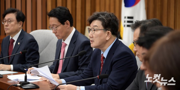 원내대책회의 발언하는 권성동 원내대표