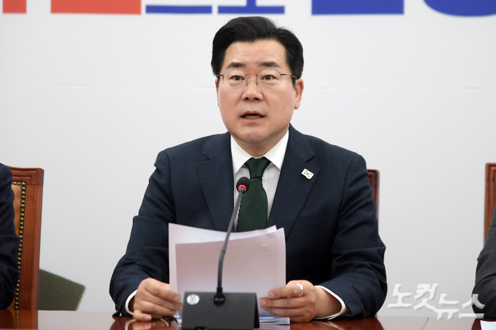 더불어민주당 박찬대 원내대표가 4일 서울 여의도 국회에서 열린 원내대책회의에서 발언을 하고 있다. 윤창원 기자