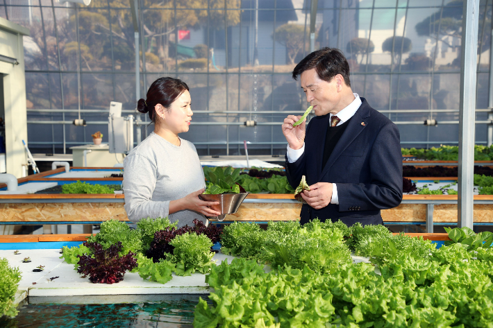 지난달 28일 안병구 밀양시장이 샐러드채소 스마트팜 친환경재배시설에서 재배한 채소를 시식하고 있다. 밀양시 제공
