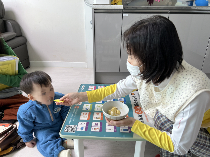 경주시 양육서포터즈가 아이를 돌보고 있다. 경주시 제공