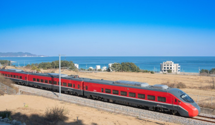 강릉에서 부산까지 동해안 권역을 잇는 동해선 철도가 지난 1월 1일 첫 운행에 나섰다. 연합뉴스