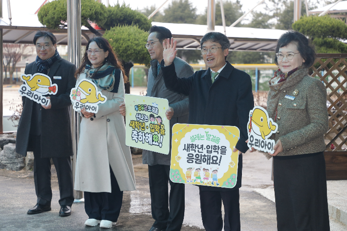 천창수 울산시교육감은 새 학기 첫날인 4일 우정초등학교에서 등교하는 학생을 맞이했다. 울산광역시교육감 제공  