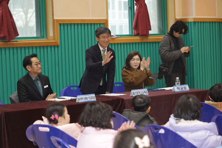 천창수 울산시교육감은 4일 평산초등학교 입학식에 참석해 학생들과 인사를 나누고 있다. 울산광역시교육청 제공