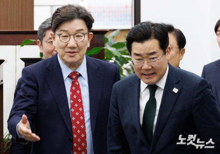 국회의장 주재 원내대표 회동 참석하는 권성동-박찬대