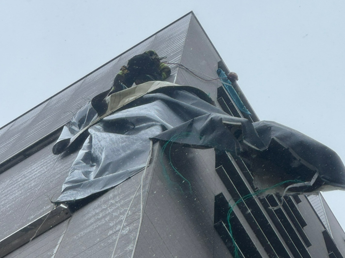 3일 오전 9시 20분쯤 부산 동래구의 한 오피스텔 건물에 현수막이 위태롭게 펄럭이고 있다. 부산소방재난본부 제공 