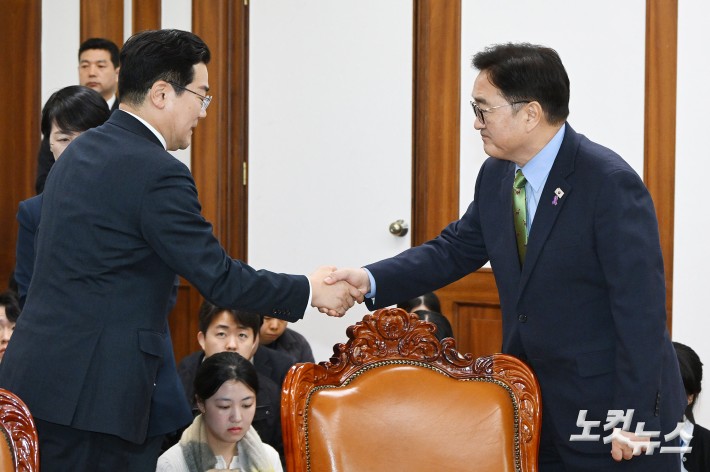 우원식(오른쪽) 국회의장이 4일 서울 여의도 국회에서 열린 국회의장 주재 여야 원내대표 회동에 참석한 박찬대 더불어민주당 원내대표를 맞이하고 있다.