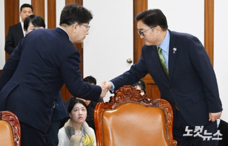 우원식(오른쪽) 국회의장이 4일 서울 여의도 국회에서 열린 국회의장 주재 여야 원내대표 회동에 참석한 권성동 국민의힘 원내대표를 맞이하고 있다.