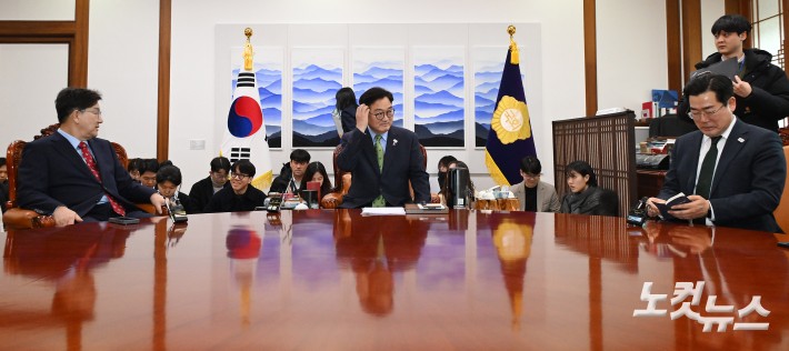 권성동(왼쪽부터) 원내대표와 우원식 국회의장, 박찬대 더불어민주당 원내대표가 4일 서울 여의도 국회에서 열린 국회의장 주재 여야 원내대표 회동에 참석해 취재진의 퇴장을 기다리고 있다.