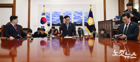 권성동(왼쪽부터) 원내대표와 우원식 국회의장, 박찬대 더불어민주당 원내대표가 4일 서울 여의도 국회에서 열린 국회의장 주재 여야 원내대표 회동에 참석해 취재진의 퇴장을 기다리고 있다.