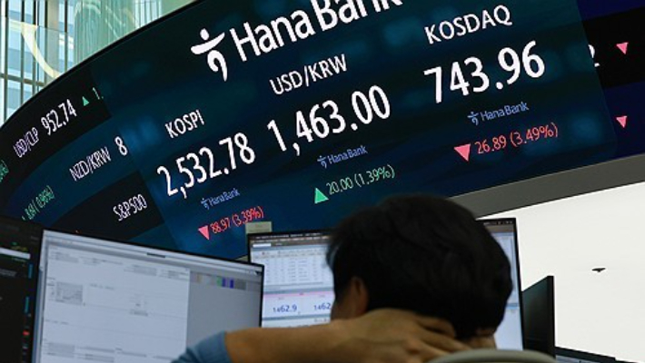 서울 중구 하나은행 본점 딜링룸에서 딜러들이 업무를 보고 있다. 연합뉴스