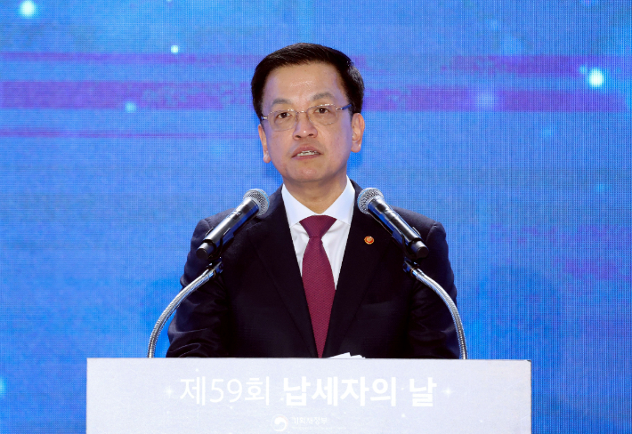 최상목 대통령 권한대행 부총리 겸 기획재정부 장관이 4일 서울 중구 동대문디자인플라자(DDP) 아트홀에서 열린 제59회 납세자의 날 기념식에서 격려사를 하고 있다. 연합뉴스