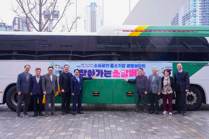 강기정 광주광역시장이 4일 오후 시청 시민홀에서 열린 광주시 소상공인·중소기업 경영상담회 '찾아가는 소망버스' 행사에 참석해 김창범 한경협 상근부회장, 자문위원단 등과 소망버스를 배경으로 기념촬영을 하고 있다. 광주광역시 제공