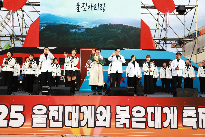 손병복 울진군수가 2025 울진대게와 붉은대게 축제 개막식에 참석해 인사하고 있다. 울진군 제공