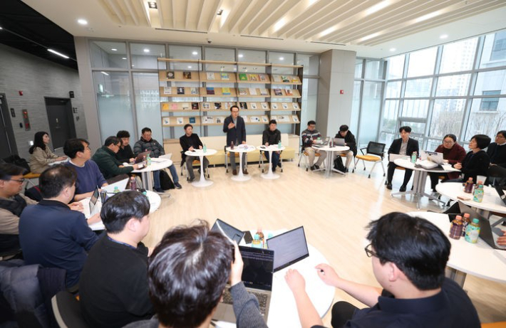 임태희 경기도교육감이 4일 열린 기자 간담회에서 경기형 과학고에 대해 설명하고 있다. 경기도교육청 제공