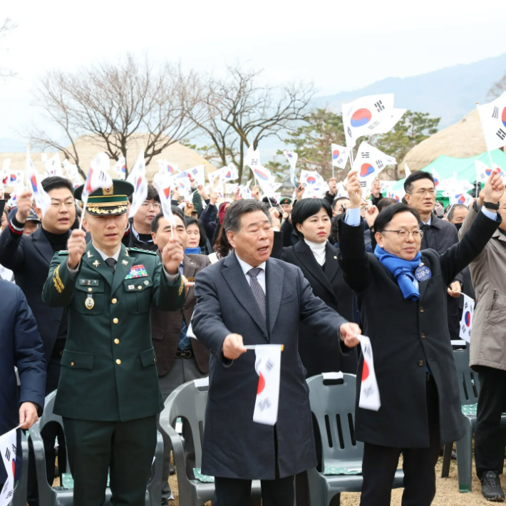 김문수 의원과 강형구 순천시의회 의장, 군 지휘관(우측부터)이 3·1절 기념식에서 태극기를 들고 있다. 김문수 의원 제공