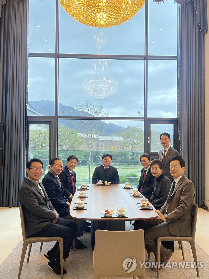 (서울=연합뉴스) 국민의힘 권영세 비상대책위원장과 권성동 원내대표 등 지도부가 3일 대구 달성군 박근혜 전 대통령 사저에서 박 전 대통령과 대화하고 있다. 2025.3.3 [국민의힘 제공. 재판매 및 DB 금지] utzza@yna.co.kr 연합뉴스