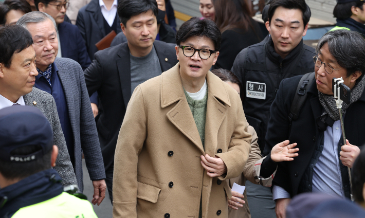 한동훈 정치행보 재개     (서울=연합뉴스) 황광모 기자 = 두 달여 만에 공개 행보에 나선 국민의힘 한동훈 전 대표가 2일 오후 서울 종로구 대학로 한 극장에서 제2연평해전을 다룬 연극 '바다는 비에 젖지 않는다'를 관람하기 위해 이동하고 있다. 2025.3.2 [공동취재]      hkmpooh@yna.co.kr (끝)   <저작권자(c) 연합뉴스, 무단 전재-재배포, AI 학습 및 활용 금지> 연합뉴스