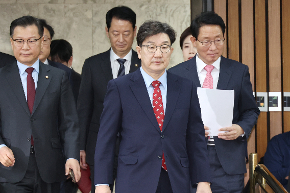 원내대책회의 입장하는 권성동 원내대표. 연합뉴스