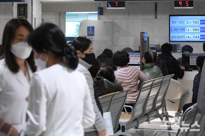 서울 시내 한 병원에서 환자들이 접수를 하기 위해 대기하고 있다. 기사 내용과 직접적 관련 없음. 박종민 기자