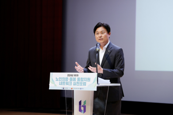 조용익 부천시장이 지난해 6월 열린 노인의료 돌봄 통합지원 네트워크 실천포럼에서 발언하고 있다. 부천시 제공