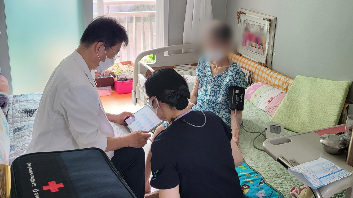 부천지역의 한 어르신이 부천시 노인 의료 돌봄 통합지원 서비스를 통해 자택 진료를 받고 있다. 부천시 제공