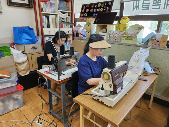 여성친화마을 두루모아 문화공유공동체의 토탈공예 모습. 괄주시 제공