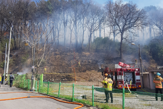 광주 동구 학동 야산 산불 모습. 청취자 제공 